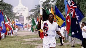 Rafer Johnson porta la antorcha olímpica de los JJOO de Atlanta.