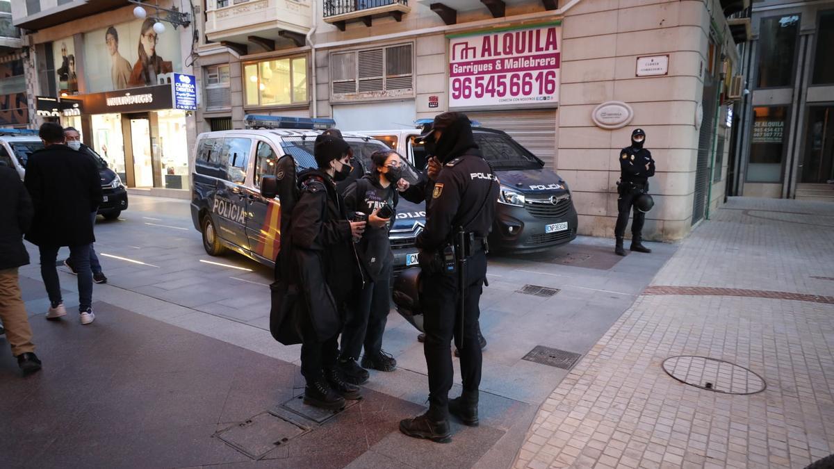 Un centenar de personas se concentra en Elche en apoyo a Hasél