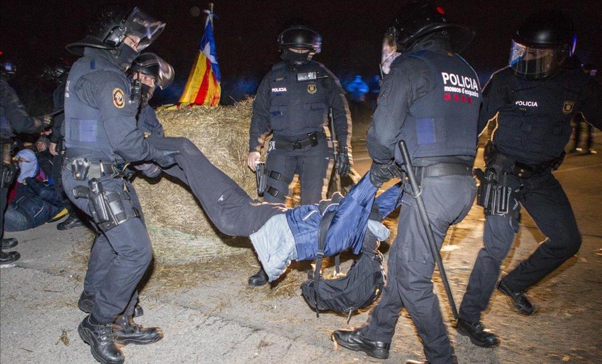 Intervención policial durante la salida de Dolors Bassa.