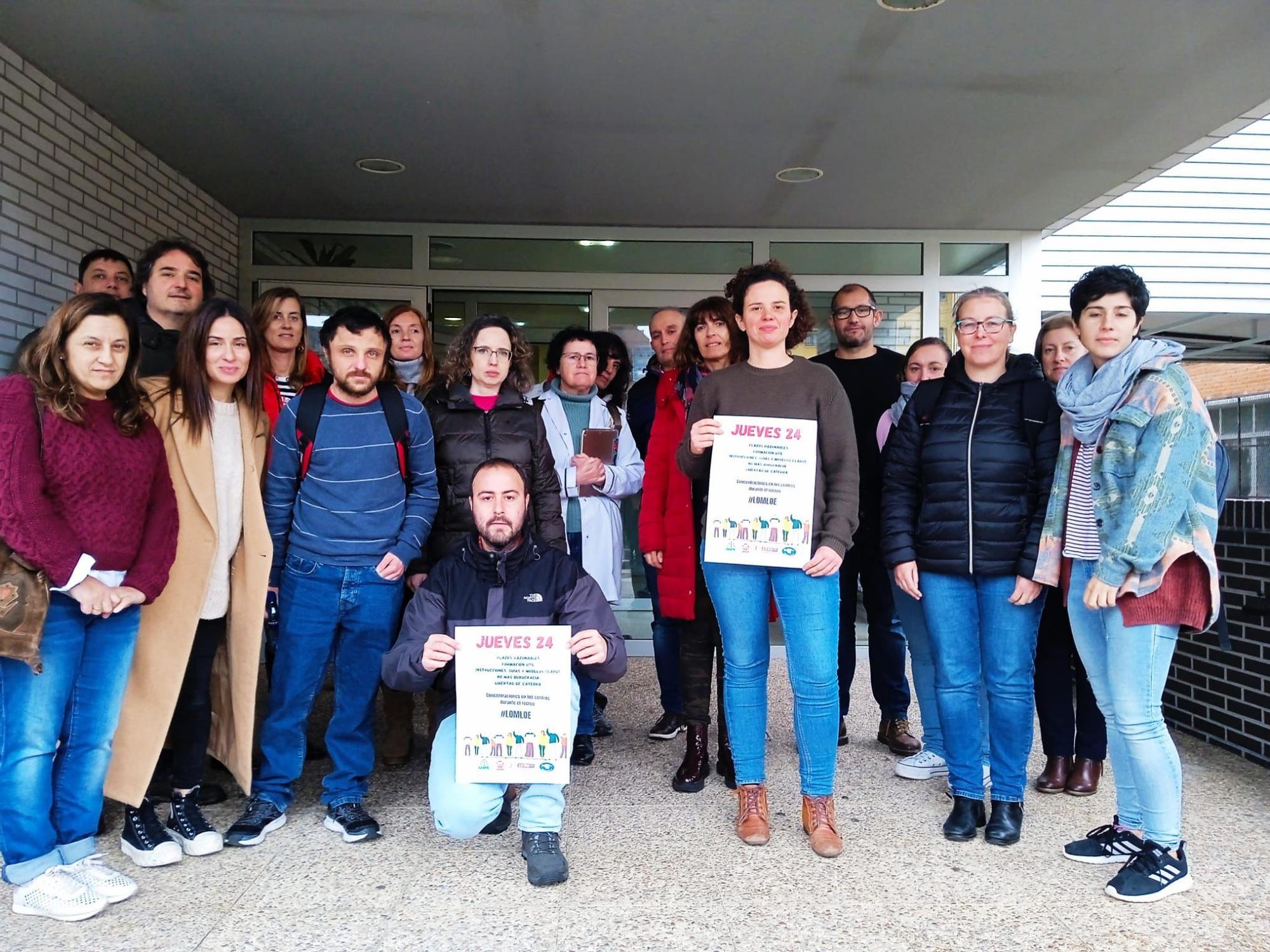 EN IMÁGENES: Decenas de profesores se manifiestan en Asturias contra la LOMLOE