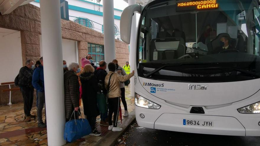 Usuarios cogen un autobús en la estación de Cangas. |   //G.N.