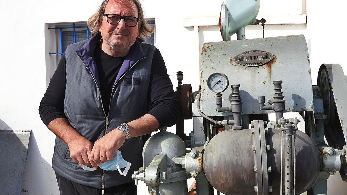 Vicent Tur se apoya en la máquina de producir gas carbónico para las bebidas de la empresa que fundó su padre.