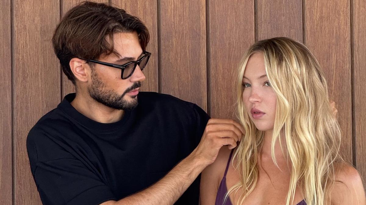 Rubén Ramos, con la modelo Lila Moss, de cuyo estilismo se encargó el pasado septiembre, para el desfile de Desigual en Barcelona.