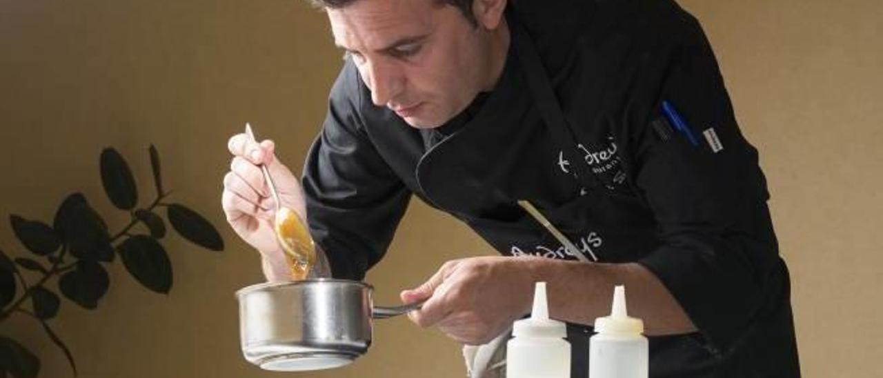 El chef Rafa Soler prepara uno de sus platos en la cocina que dirige.