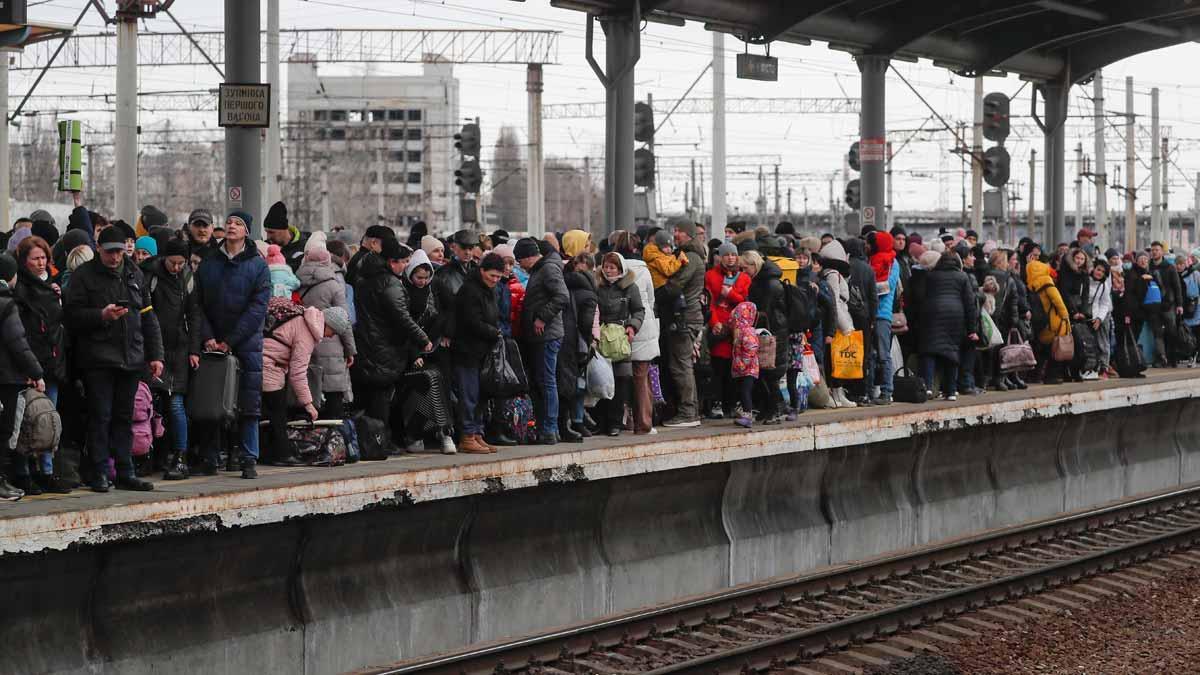 Cientos de ucranianos esperan para subir a un tren de evacuación en la estación de Kiev