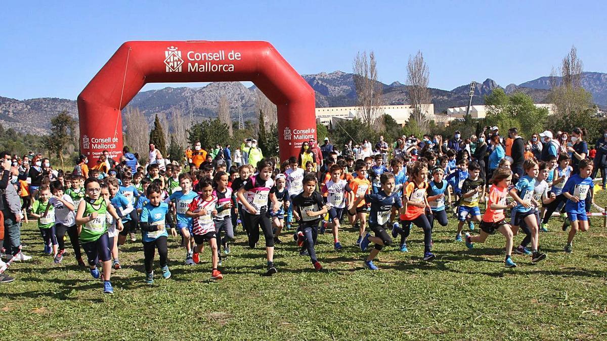 Salida de una de las carreras del campeonato escolar de cross.