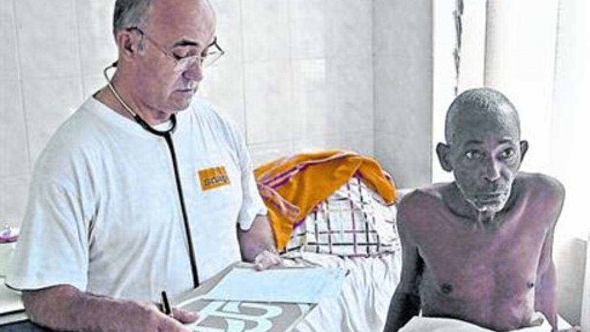 Miguel García Viejo meses atrás, junto a un enfermo en el Hospital San Juan de Dios de Lunsar (Sierra Leona).