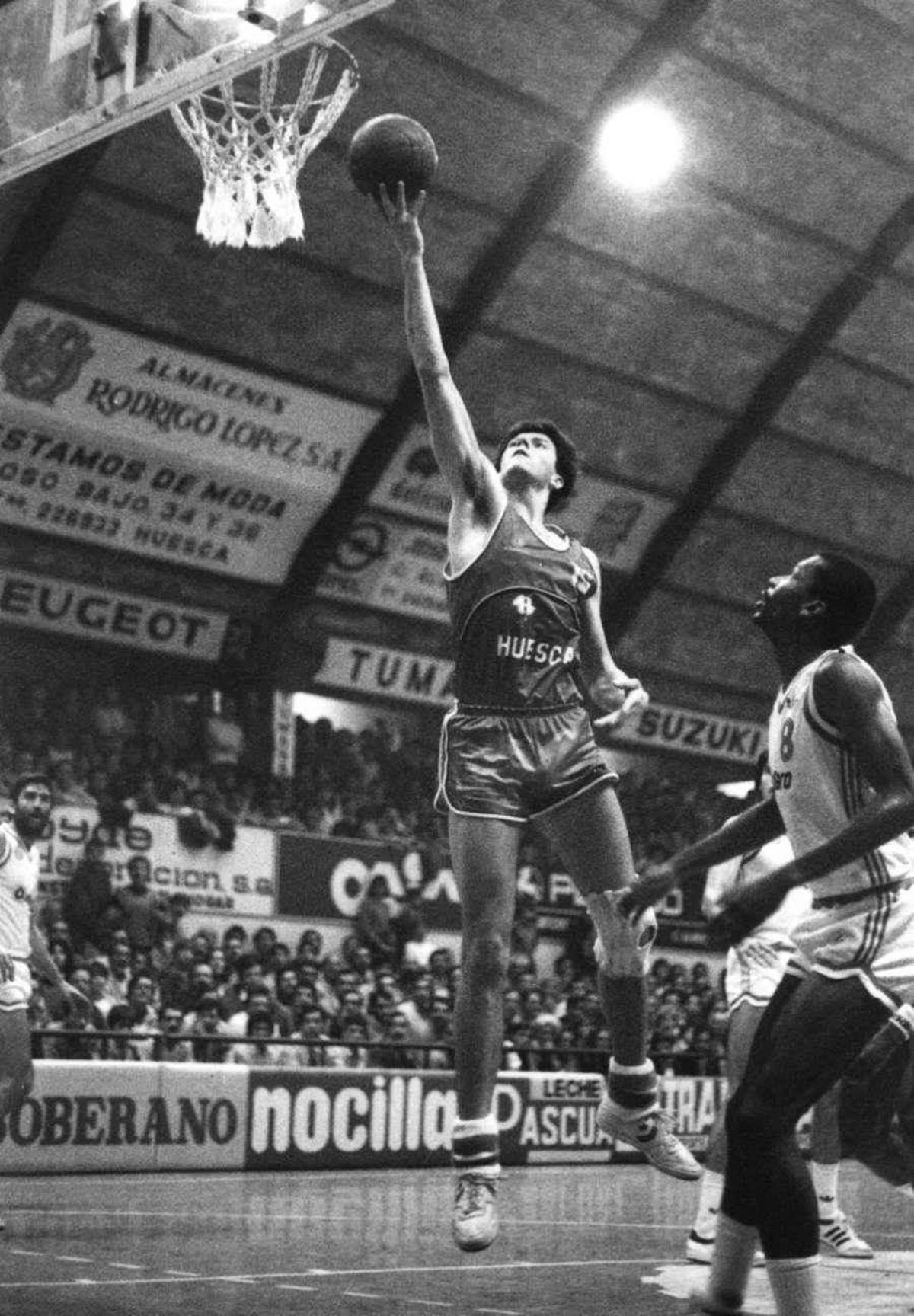 Pagès entra cistella durant un partit amb l'Osca