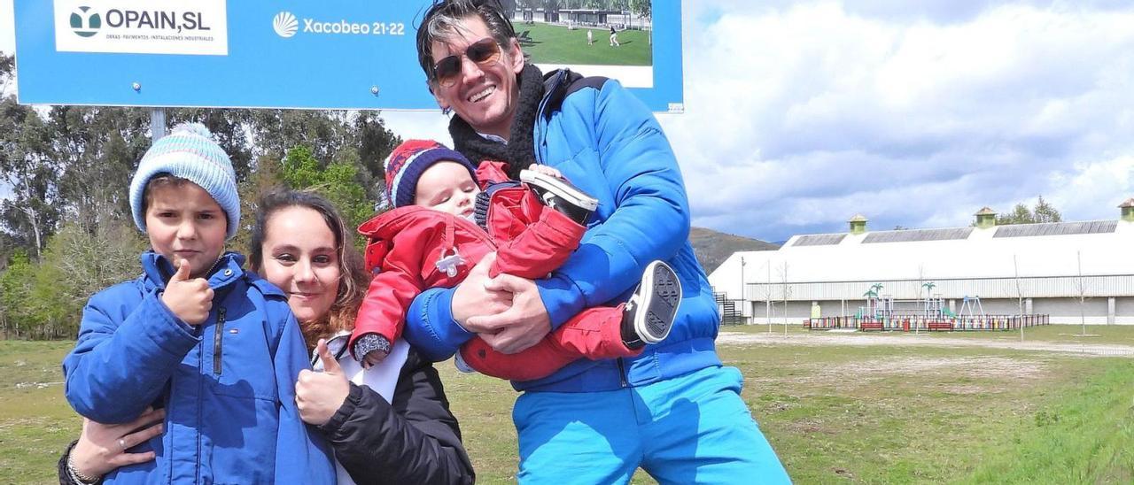 Lorena, sus hijos Christian (6 años) y Dylan (8 meses), y su pareja Diego viven en Boborás.
