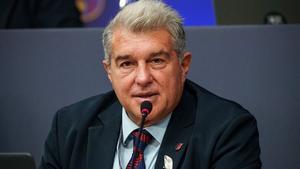 Joan Laporta, ante los compromisarios en la Asamblea extraordinaria para validar el acuerdo con Nike.