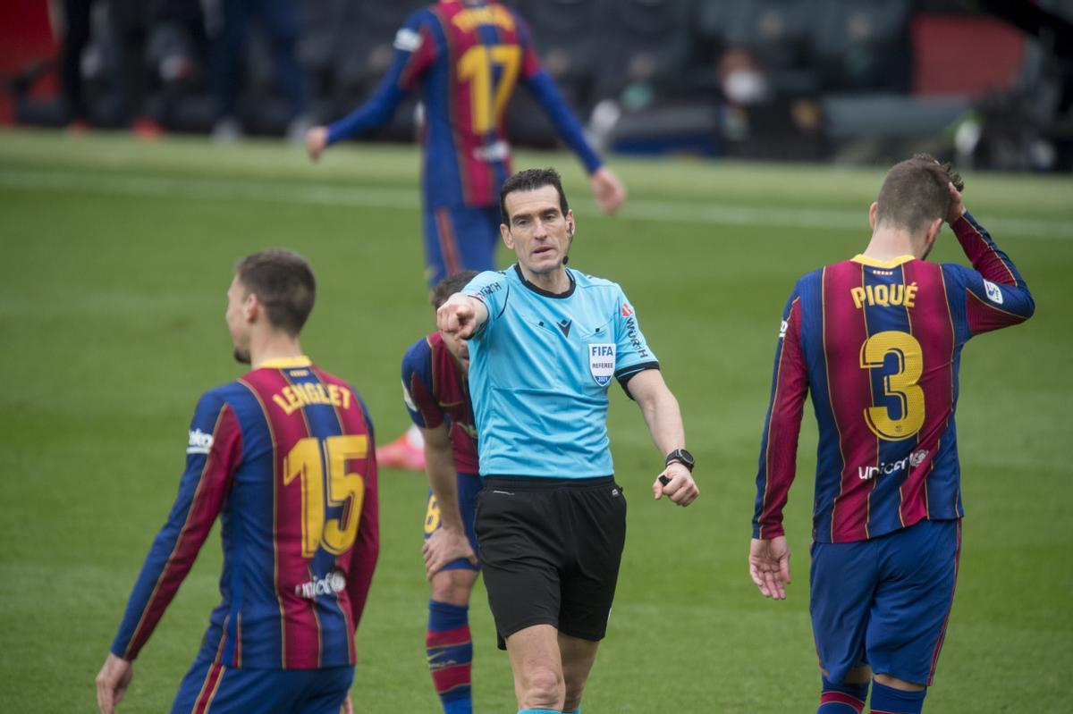 Martínez Munuera indica el penalti de Lenglet ante la desesperación de Piqué y del francés.