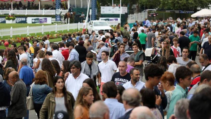 Público en Las Mestas en una de las jornadas del concurso hípico.