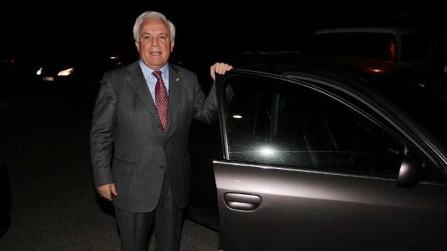 José Luis Baltar se sube al coche oficial en uno de sus últimos actos como presidente provincial.  // I.Osorio