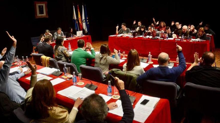 Una votación durante el pleno del Concello celebrado ayer en el Teatro Principal. // Rafa Vázquez