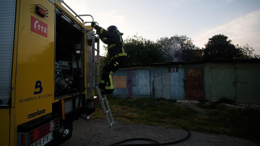 Bomberos en el lugar del incendio.