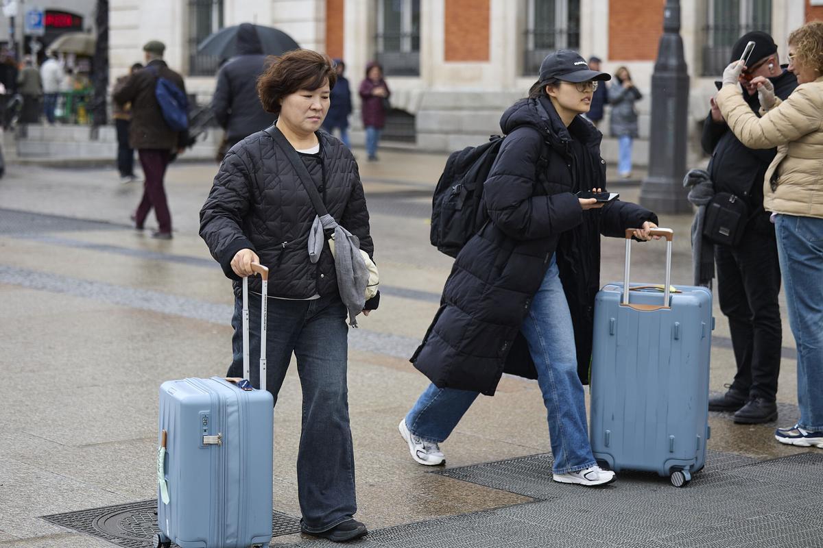 Varios turistas en el centro de la ciudad de Madrid el pasado mes de diciembre.