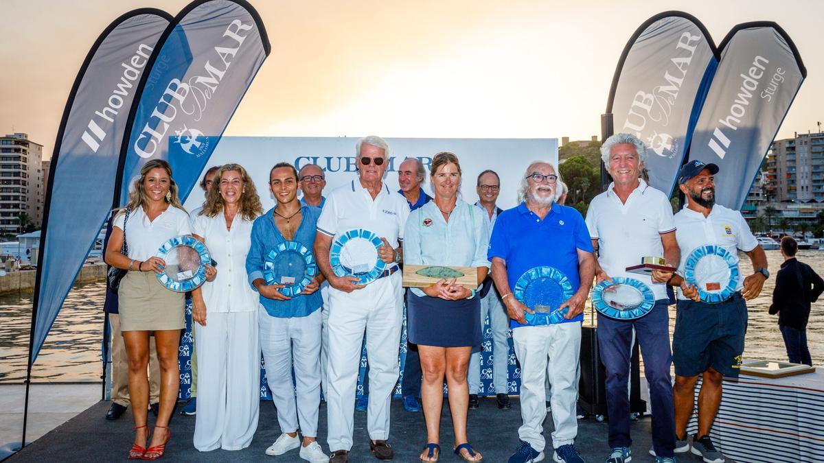 Foto de familia con todos los premiados de la XXVII Regata Illes Balears Clàssics. Fotos Nico Martínez.