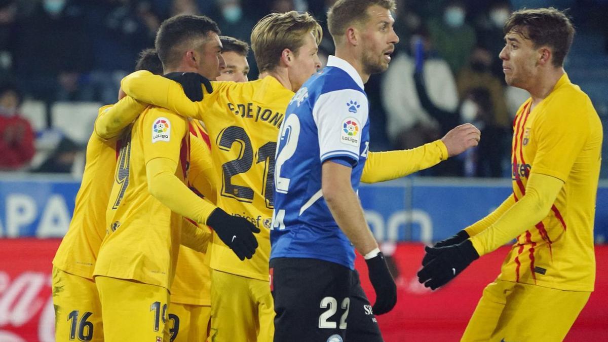 Frenkie de Jong és felicitat després de marcar, amb Florian Lejeune, de l’Alabès, abatut.  | REUTERS/VINCENT WEST
