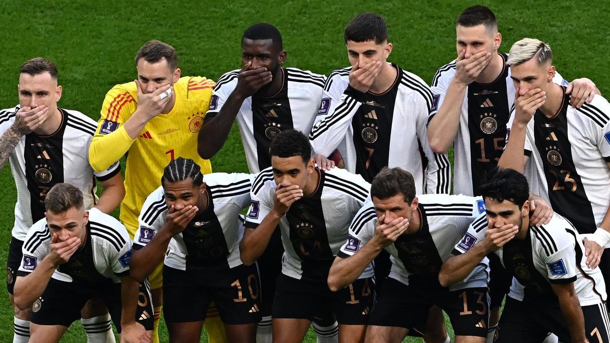 Los jugadores de Alemania se tapan la boca mientras posan para una foto grupal durante el partido de fútbol del Grupo E de la Copa Mundial de Qatar 2022 entre Alemania y Japón en el Estadio Internacional Khalifa en Doha.