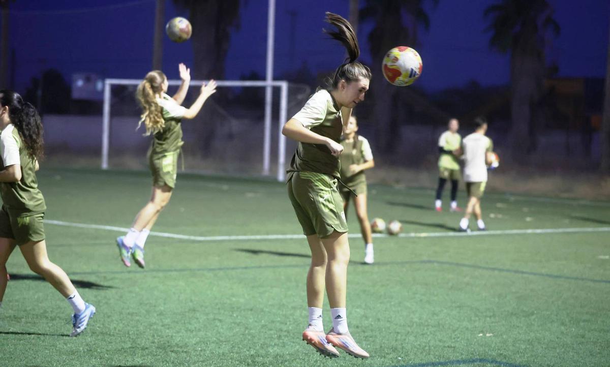 Varias jugadoras del Córdoba CF, durante un entrenamiento.