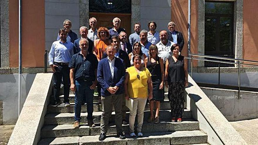 Fotografia de família posterior al ple de constitució del Consell Comarcal de la Cerdanya, el dia 11 de juliol