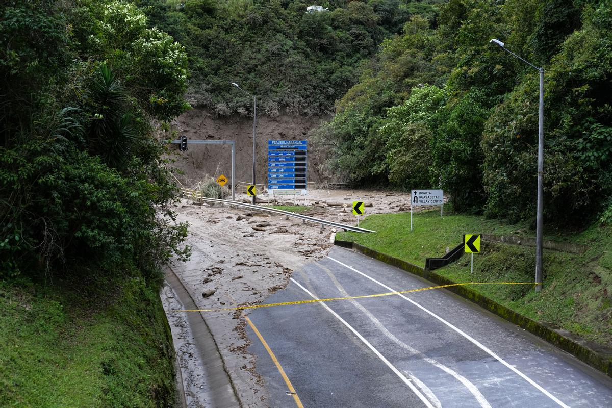 Equipos de rescate trabajan buscan desaparecidos tras una avalancha en Quetame, Colombia