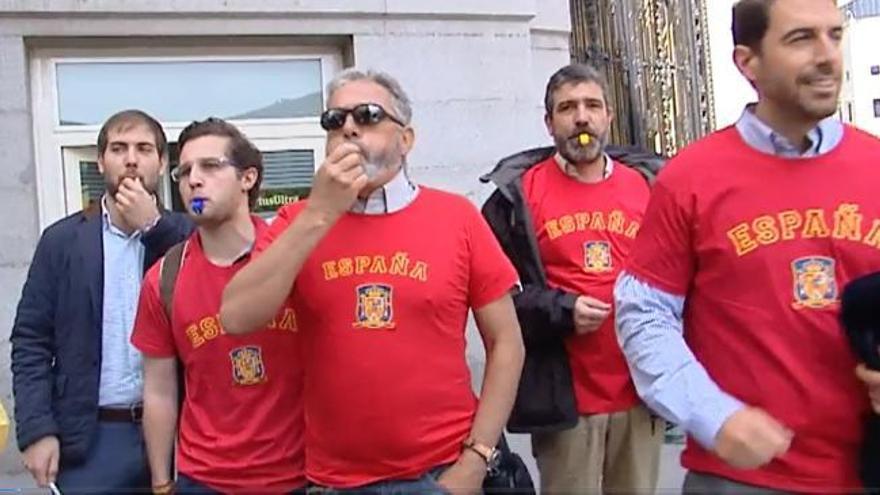 Simpatizantes de VOX pitan a Puigdemont a la salida de un desayuno informativo