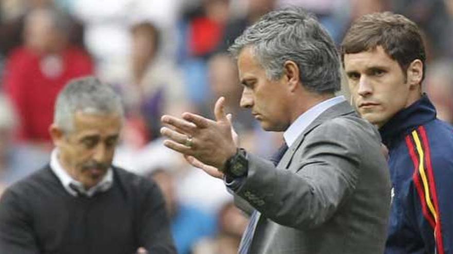 Mourinho se lamenta en el Bernabeu, con Manolo Preciado de fondo