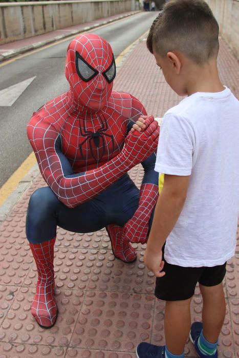 Eduardo Rodríguez recorre las plantas de oncología vestido de Spiderman.