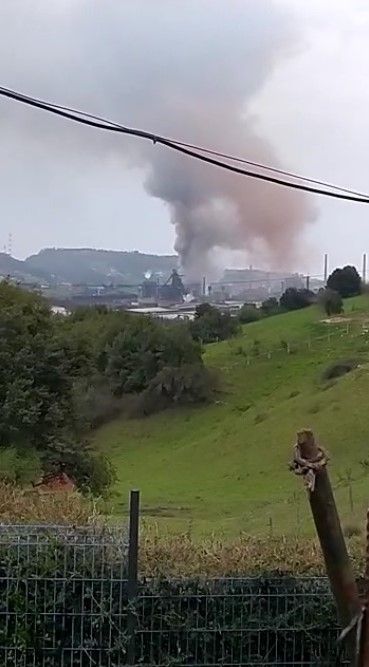 EN IMÁGENES: Un incendio obliga a evacuar el horno alto A de Arcelor en Gijón