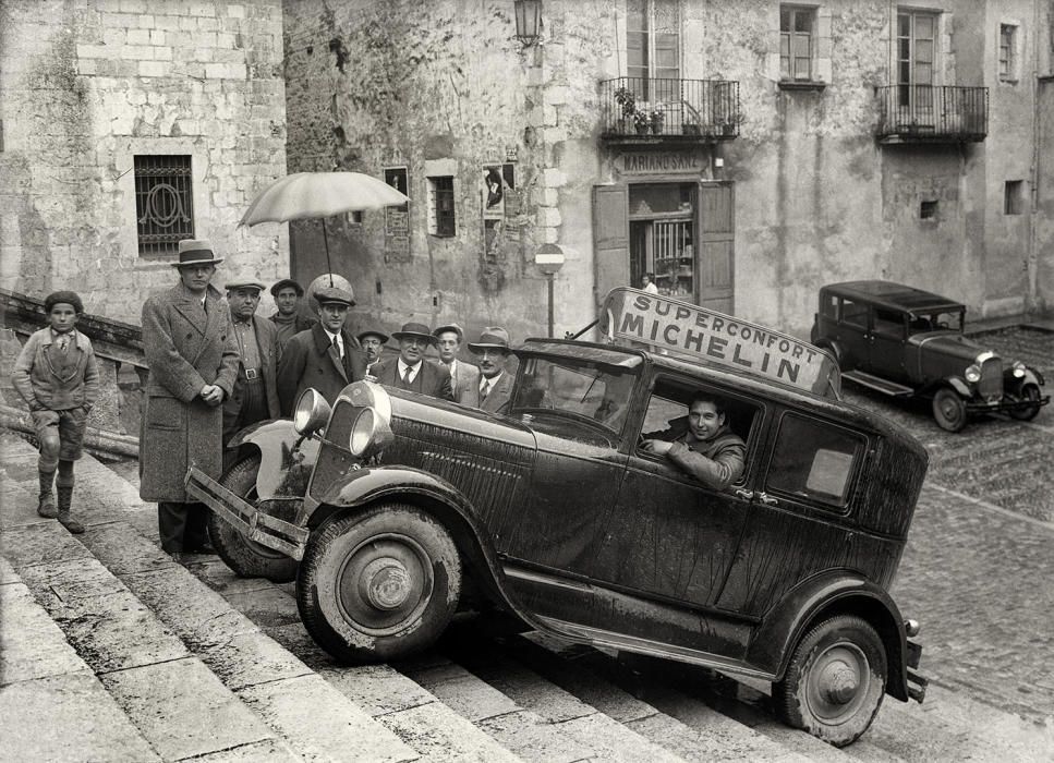 La fotografia publicitària s'adapta als interessos comercials del producte anunciat amb la clara voluntat d'augmentar les vendes. Les imatges permeten representar una realitat construïda, mitjançant tot tipus de recursos i trucs que aportats per la imaginació. Cal doncs apostar per la originalitat i la creativitat, seduir amb un missatge que es dirigeixi més a les emocions que a la racionalitat. En aquesta ocasió s'observa que la visió comercial obvia l'interès per a la conservació del patrimoni.