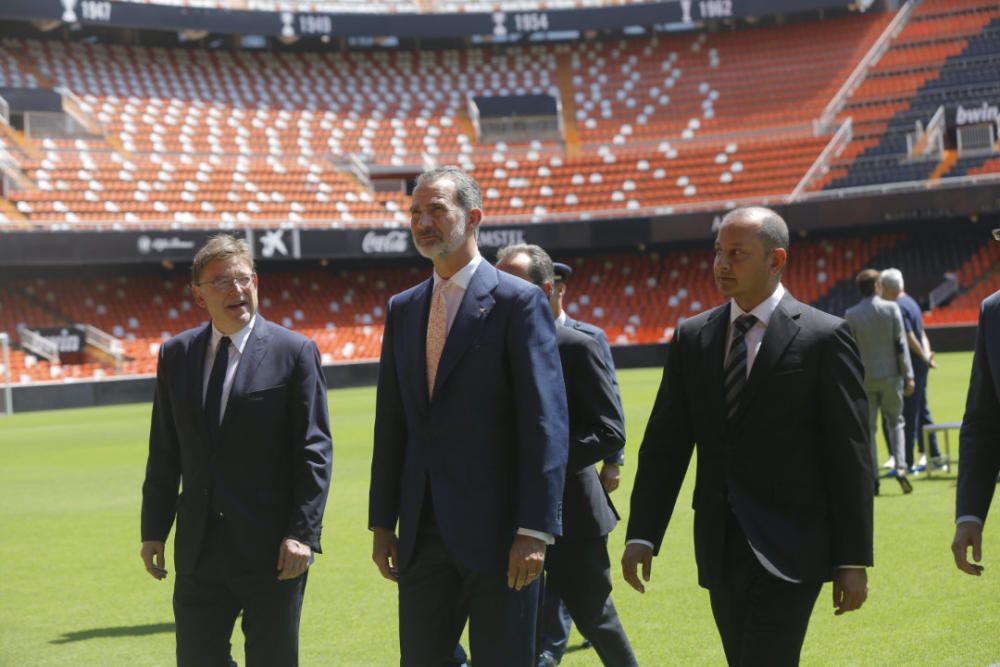 El rey Felipe VI felicita a la plantilla del Valencia CF por conseguir la Copa