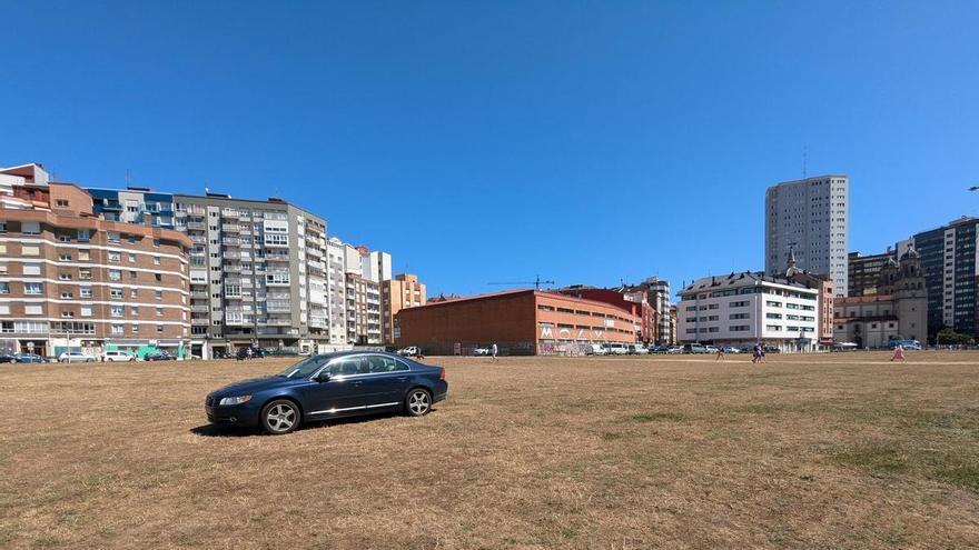 &quot;Colega, ¿dónde está mi coche?&quot; en Gijón: amanece un vehículo en medio de El Solarón