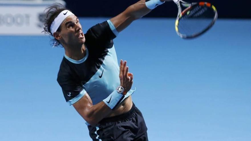 Nadal sirve en su debut en Basilea ante el checo Rosol.