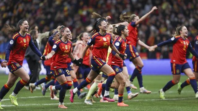 Les jugadores de la selecció espanyola celebren el triomf contra Alemanya en l’última Nations League. | KIKO HUESCA / EFE