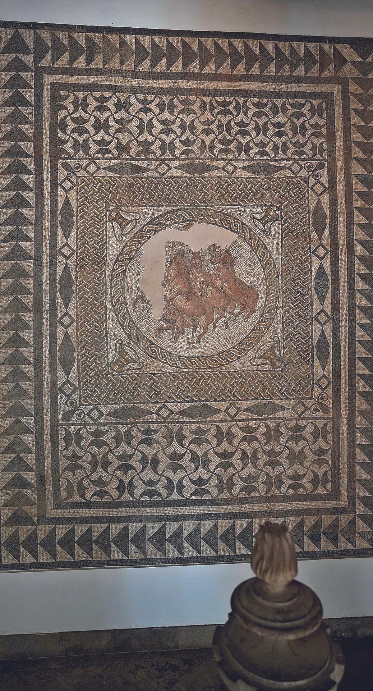 Mosaico de los Aurigas, uno de los doce encontrados en La Corredera, ocho de los cuales se llevaron al Alcázar.