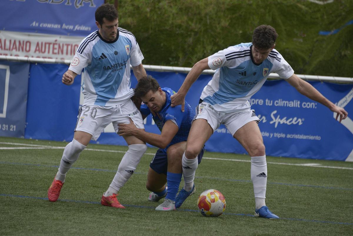 Cañizares y Uzal pugnan por la posesión del balón con el jugador del Barbadás.