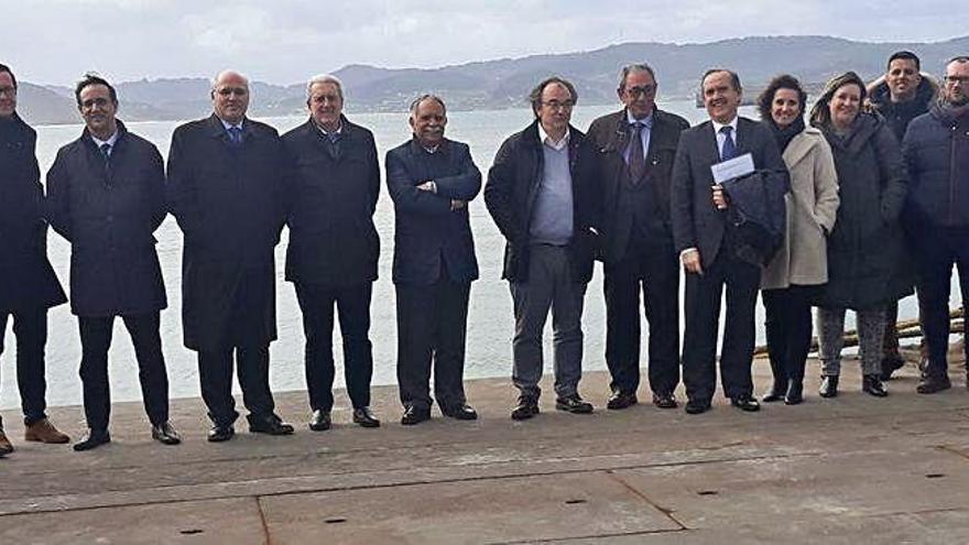 Participantes en el encuentro entre la asociación del polígono de Sabón y la Autoridad Portuaria.