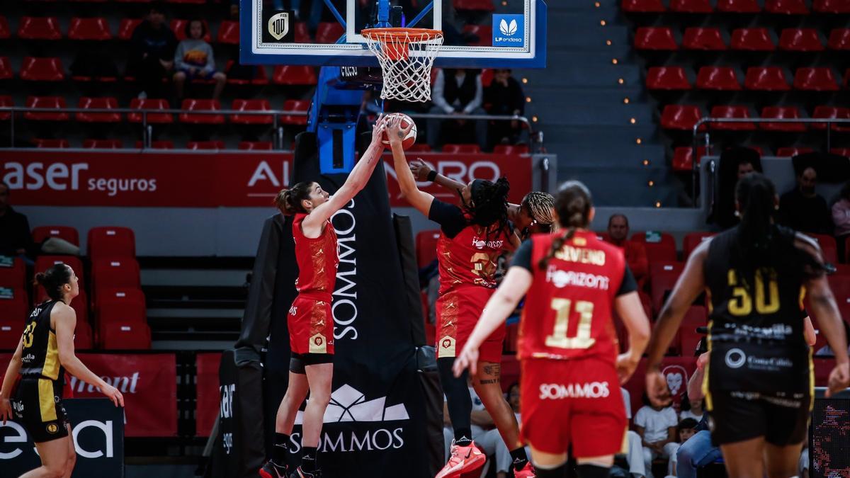 Gatling y Mariona pelean por un rebote en el duelo ante el Jairis