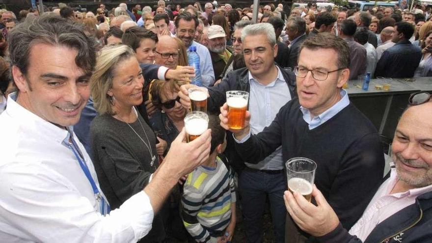 Diego Calvo y Feijóo brindan con cerveza, ayer, en la romería del PP gallego celebrada en O Pino.