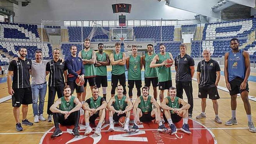 La plantilla del Iberojet Palma posa para este diario, ayer en el Palau, antes del entrenamiento.