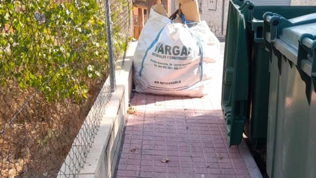 Cazado y multado en Aigües por arrojar enseres y restos de obra junto a contenedores