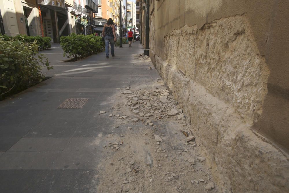 Desprendimientos del Teatro Principal «echan raíces» en la calle Castaños