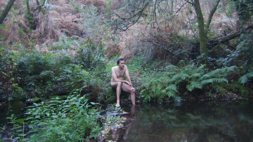 El ourensano Emilio José posando desnudo en una imagen promocional. // FdV