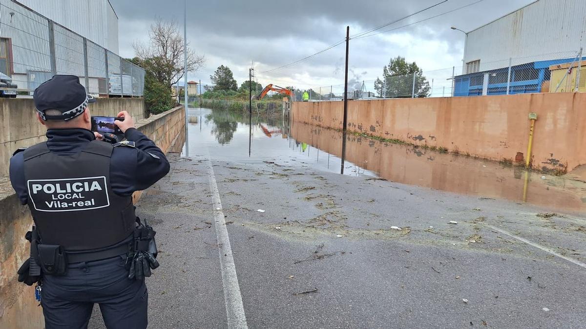 Imagen de este martes, con el acceso a la zona residencial de Molí Nou de nuevo cortado al inundarse el punto más bajo de la calle Riu.