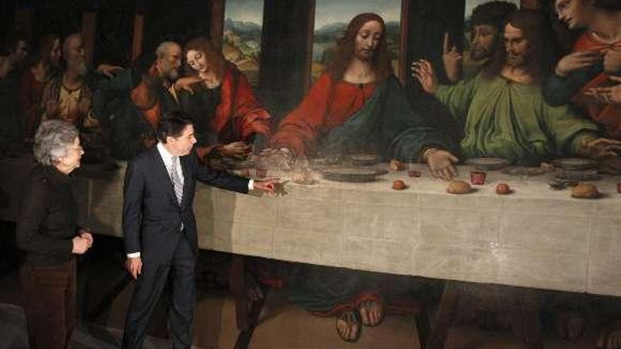 Ignacio González y la comisaria de la muestra de Da Vinci. / mondelo