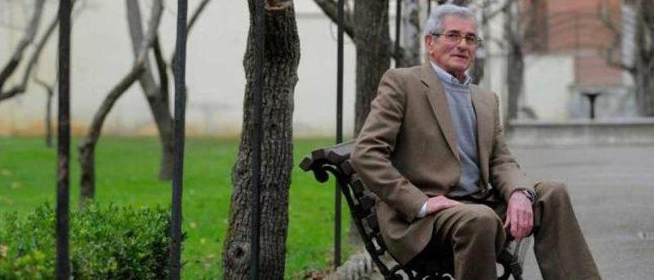 José Suárez Fernández, &quot;Pilu&quot;, en el jardín del centro social El Cortijo de La Corredoria (Oviedo).