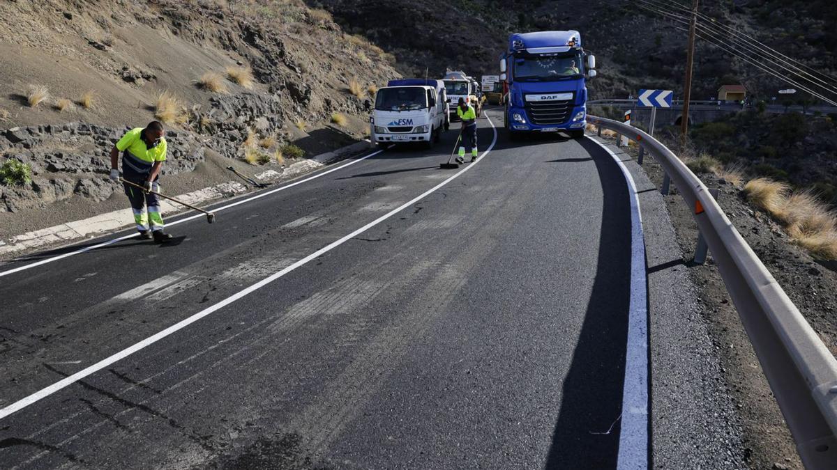 El Cabildo invierte 1,2 millones en renovar el asfalto de la carretera entre La Aldea y Mogán