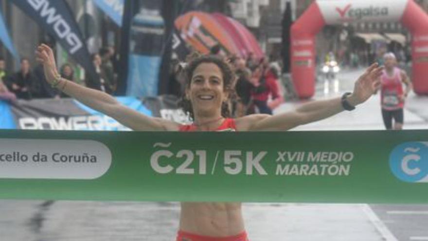 Vanessa Carvalho cruza la meta de la C21 en 2025.