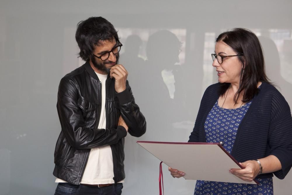 Entrega del premio Asturiano del Mes a Marc Vigil, director de la serie el 'Ministerio del tiempo'